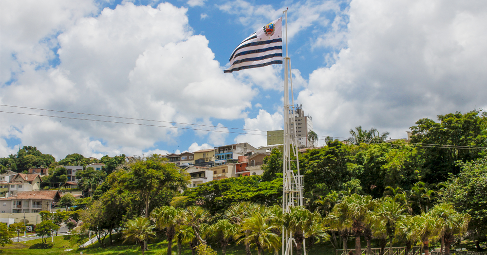 Prefeitura de Atibaia substitui bandeira e mastro do Lago do Major