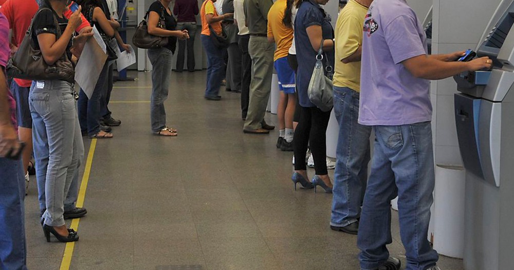 Como se proteger e evitar o contágio em filas de banco e supermercado