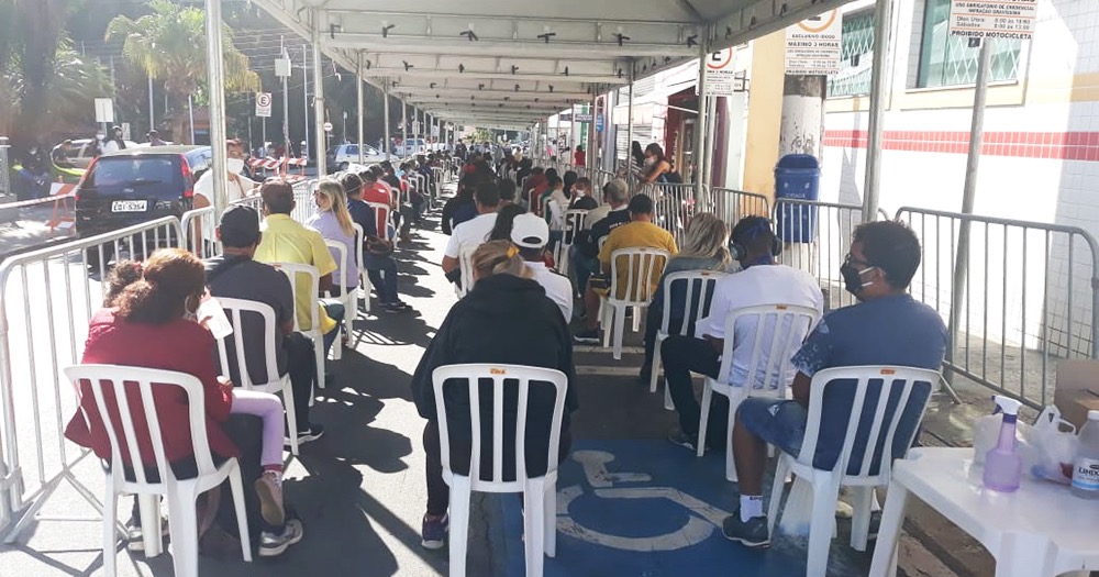 Prefeitura de Atibaia instala estrutura de proteção em fila de banco por auxílio emergencial