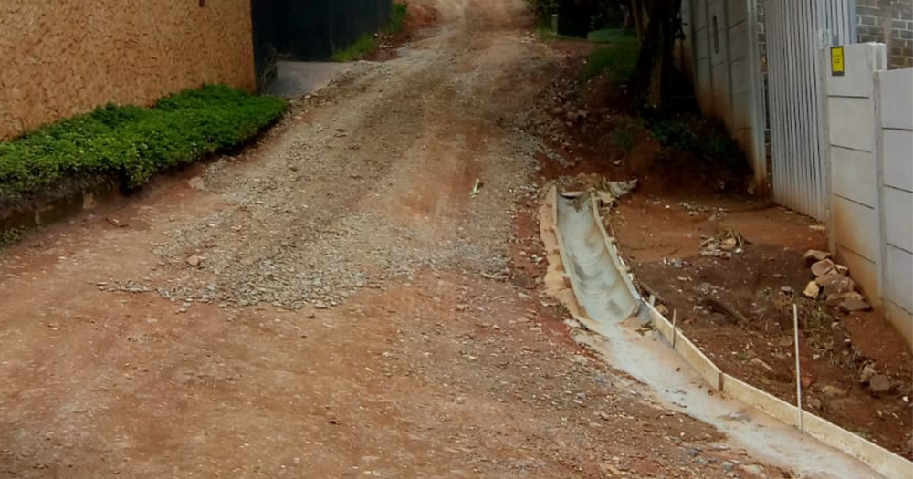 Prefeitura realiza reparos de emergência em vias não pavimentadas