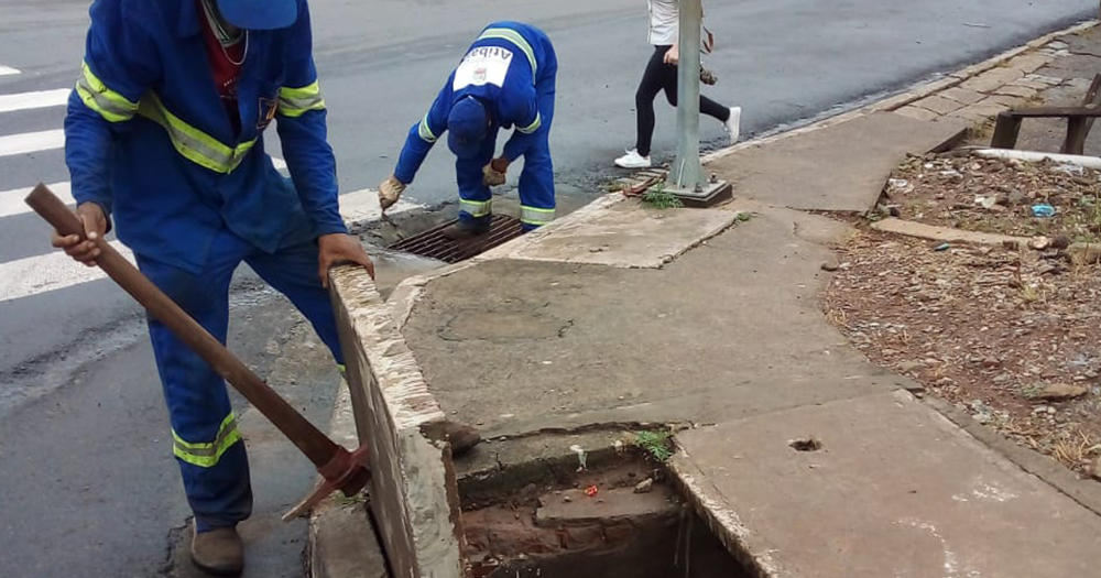 Prefeitura de Atibaia intensifica limpeza de bueiros para evitar alagamentos