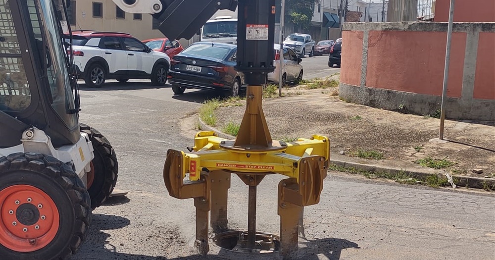 Zeladoria pavimenta vielas e implanta sistema mecanizado de drenagem