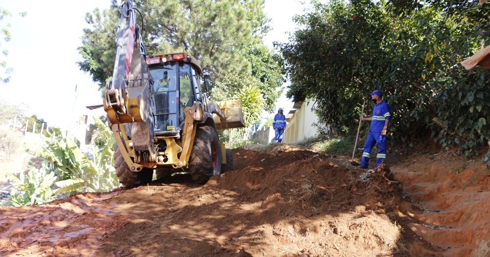 Equipes da Zeladoria Municipal seguem atuando em diversos bairros de Atibaia