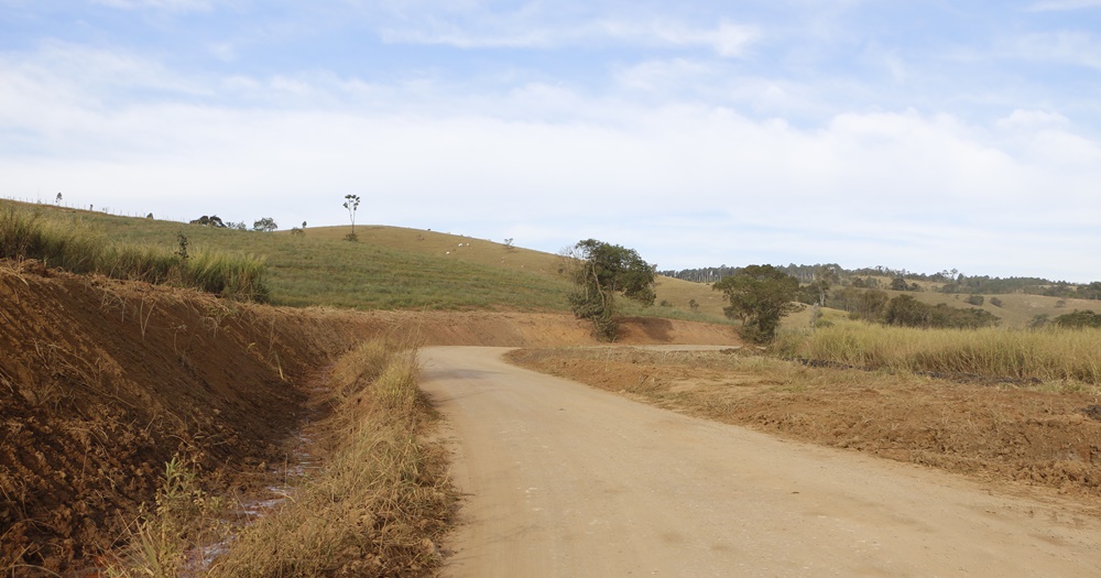 Zeladoria Municipal dá sequência à limpeza de córregos em Atibaia