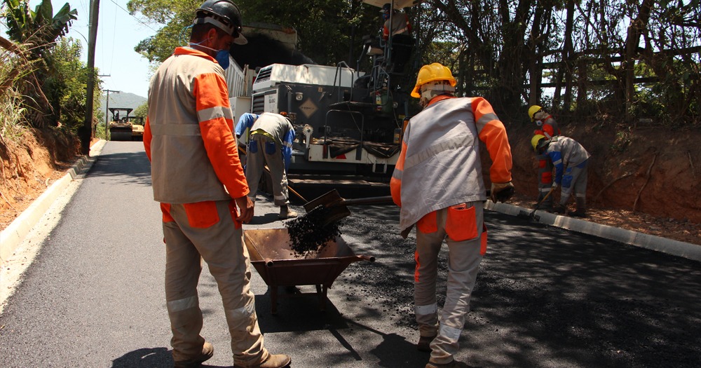 Prefeitura de Atibaia inicia asfalto na Estrada da Laranja Azeda, que dá acesso à estrada da Pedra Grande