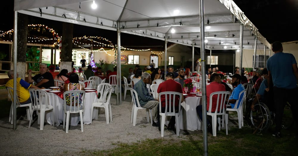 Casa de Passagem promove ceia de Natal a acolhidos em Atibaia
