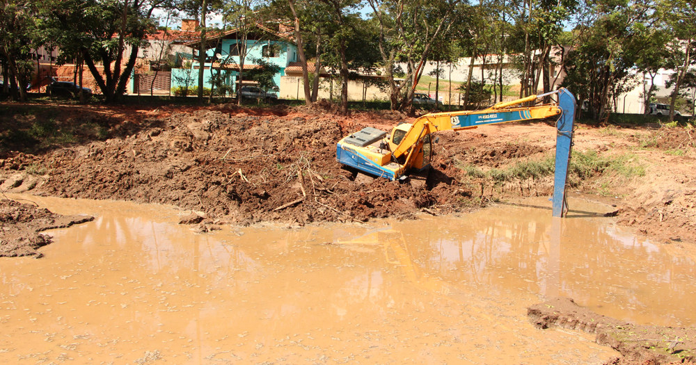 Prefeitura investe em mais uma obra de prevenção a enchentes: o desassoreamento do Lago do Itapetinga