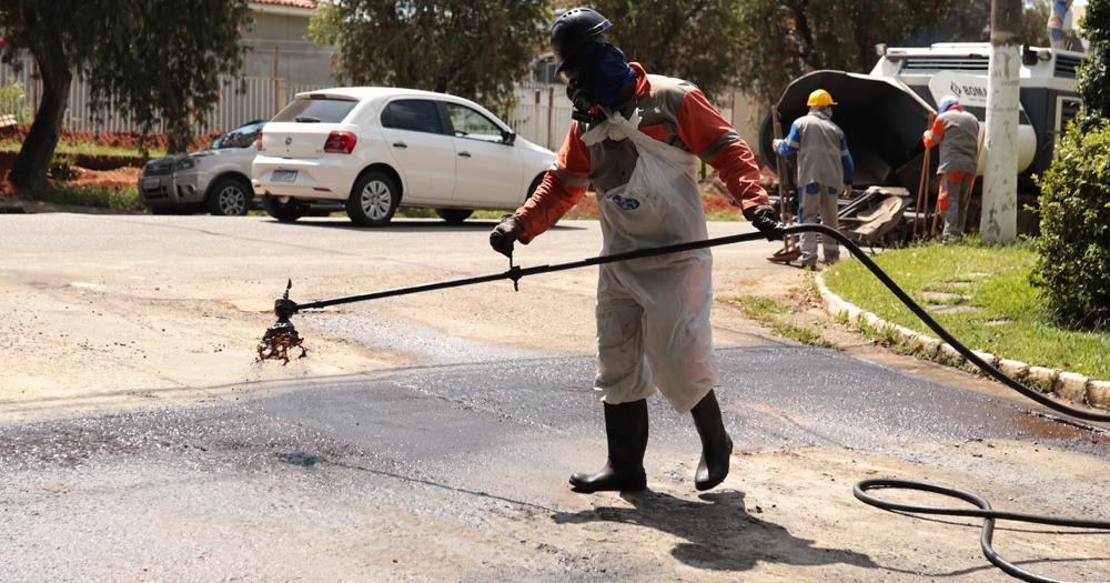 Prefeitura resolve passivos de pavimentação na Rua João Soares do Amaral e no bairro Cidade Satélite