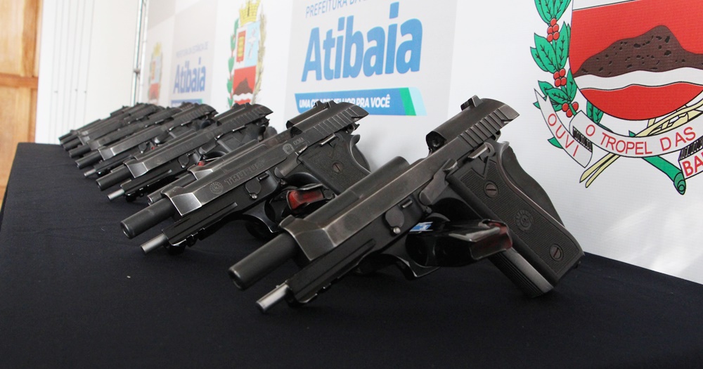 Atibaia faz doação de armas à GCM de Piracaia