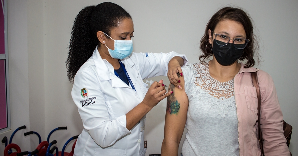 Frente à alta da taxa de transmissão, Saúde reforça importância de completar vacinação contra Covid-19