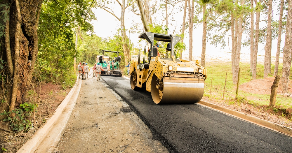 Prefeitura de Atibaia dá sequência às obras de asfalto na Estrada da Laranja Azeda