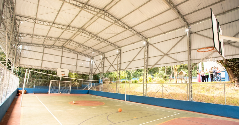 Prefeitura entrega cobertura da quadra e reforma da Escola Municipal Catarina Maria dos Reis, no Portão