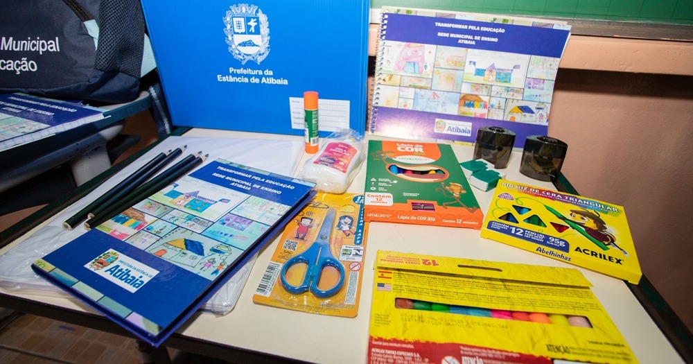 Prefeitura entrega mais de 16 mil kits de material escolar para alunos da Rede Municipal