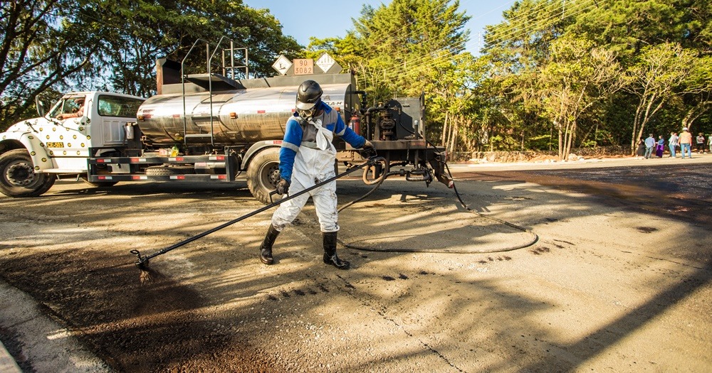Obras de asfalto seguem em execução em diferentes regiões de Atibaia